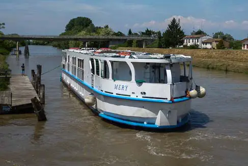 LA BELLA VITA docking at Zelo