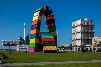 Catène de Containers by Vincent Ganivet