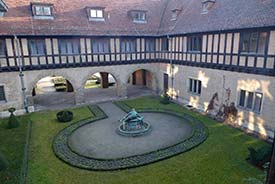 Schlo� Cecilienhof courtyard