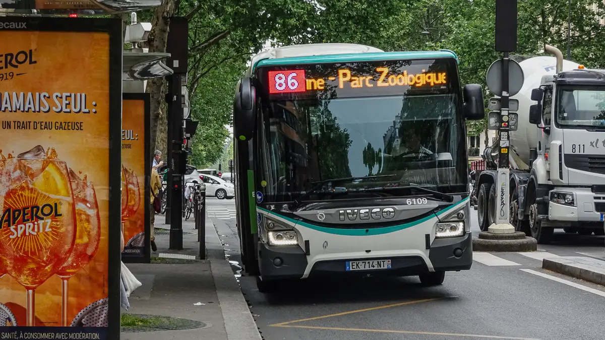 Paris No. 86 bus photo.