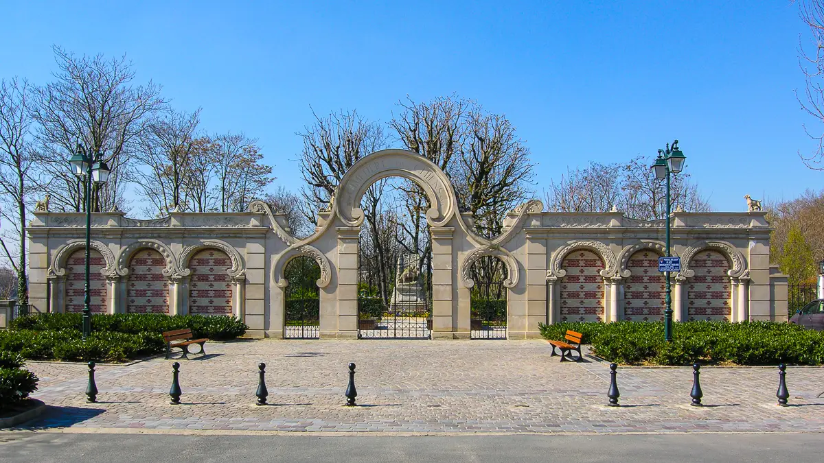 Le Cimeti�re des chiens d'Asni�res-sur-Seine - Paris Dog Cemetery.