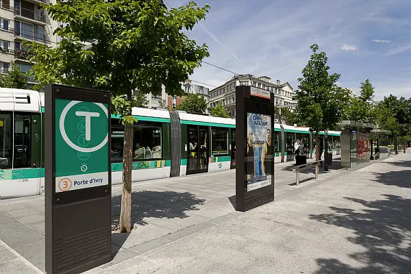 A Paris tramways platform on Ligne 3 provides easy access to the low-floor trams.