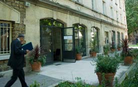 P&egrave;re Lachaise cemetery headquarters photo
