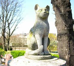 Cat monument at Le Cimeti�re des Chiens