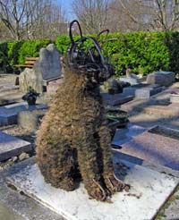 Topiary grave marker at Le Cimeti�re des chiens d'Asni�res-sur-Seine.