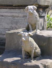 Statues of two dogs at Le Cimeti�re des chiens d'Asni�res-sur-Seine near Paris