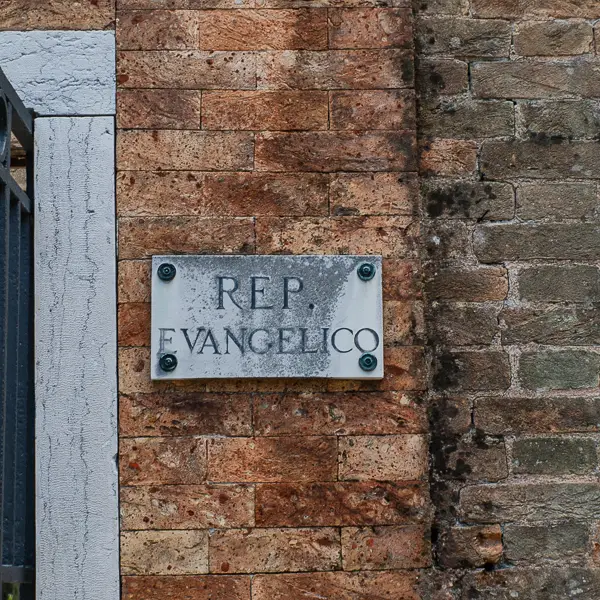 A plaque marks the entrance of the Reparto Evangelico, a.k.a. the Protestant Cemetery.
