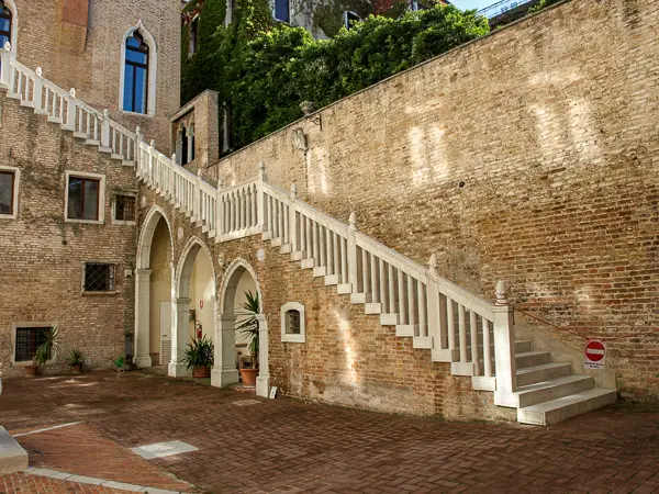 The Ca' Foscari tour includes a visit to the courtyard of Ca' Giustinian, the Venetian Gothic-style palazzo next door, which is used by the university for administrative functions and special exhibits. 