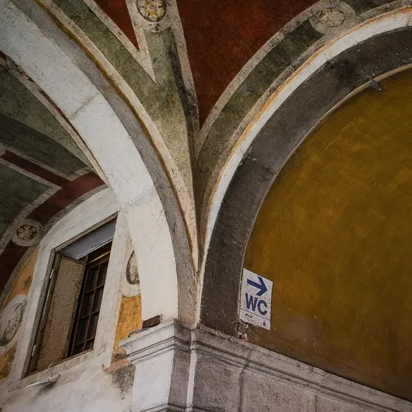 A sign points to public toilets near Venice's Rialto Bridge.